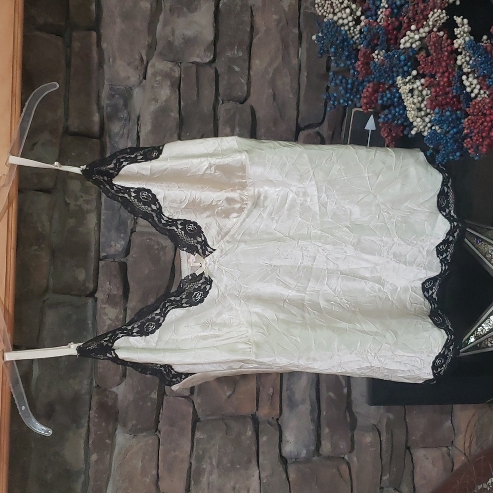TODAY⚡️Cacique nighty sz 14/16 see measurements